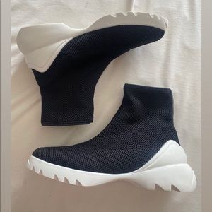 BRAND NEW SHOES - size 6